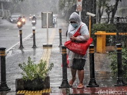 Heboh Mikroplastik di Air Hujan, Kemenkes RI Ungkap Dua Jalur Utama Paparan ke Manusia Heboh Mikroplastik di Air Hujan, Kemenkes RI Ungkap Dua Jalur Utama Paparan ke Manusia
