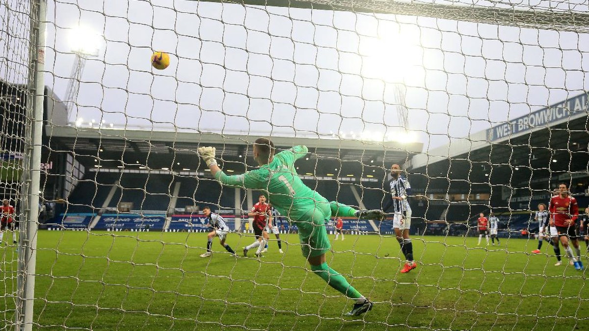Peluang Harry Maguire yang cuma menghantam tiang gawang West Bromwich Albion. (Foto: Getty Images/Pool)