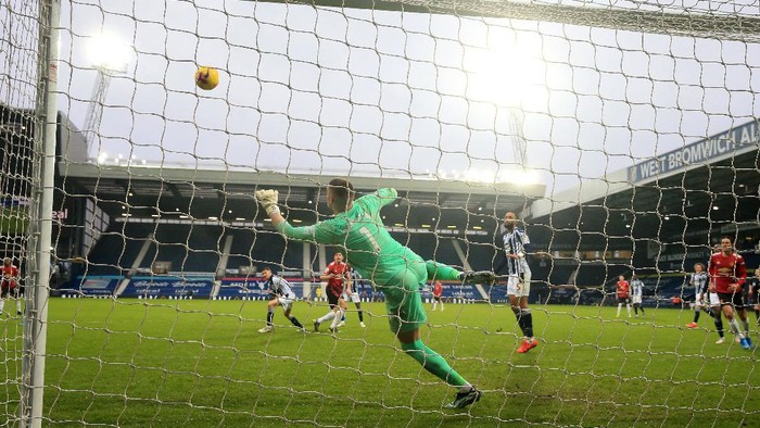WEST BROMWICH, ENGLAND - FEBRUARY 14: Sam Johnstone of West Bromwich Albion makes save from the shot of Harry Maguire of Manchester United during the Premier League match between West Bromwich Albion and Manchester United at The Hawthorns on February 14, 2021 in West Bromwich, England. Sporting stadiums around the UK remain under strict restrictions due to the Coronavirus Pandemic as Government social distancing laws prohibit fans inside venues resulting in games being played behind closed doors. (Photo by Nick Potts - Pool/Getty Images)