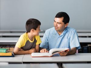 Bukan Harta, Ayah Ini Tunjukkan Kasih Sayang yang Sederhana Kepada Anaknya