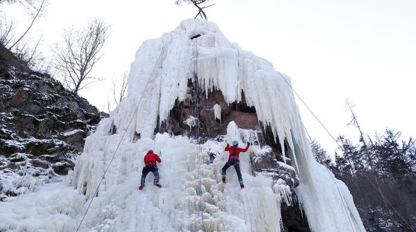 Aksi Menantang Panjat Tebing Es di Ceko