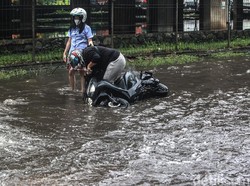 Awas Kepleset, Ini 4 Cara Ngerem Motor yang Aman saat Hujan