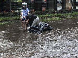 Awas Kepleset, Ini 4 Cara Ngerem Motor yang Aman saat Hujan Awas Kepleset, Ini 4 Cara Ngerem Motor yang Aman saat Hujan