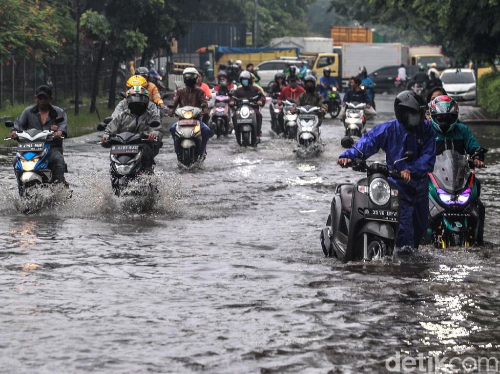Aksi Pemotor di Cengkareng Nekat Terobos Genangan Air Hujan Aksi Pemotor di Cengkareng Nekat Terobos Genangan Air Hujan