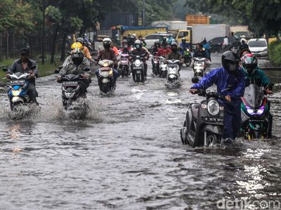 Aksi Pemotor di Cengkareng Nekat Terobos Genangan Air Hujan