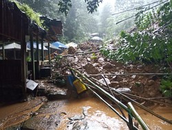 Alat Berat Kesulitan Evakuasi Material Longsor di Karawang Selatan