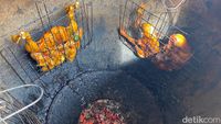 Uniknya Makan Ayam Bakar Harum yang Dipanggang dalam Tempayan