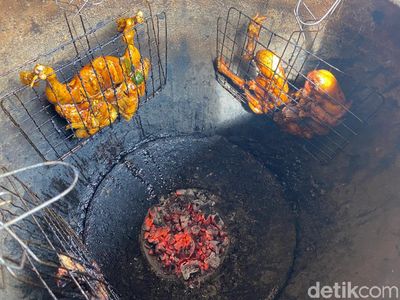 Uniknya Makan Ayam Bakar Harum yang Dipanggang dalam Tempayan