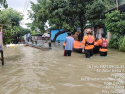 Kebanjiran, 28 Warga Medan Satria Bekasi Mengungsi