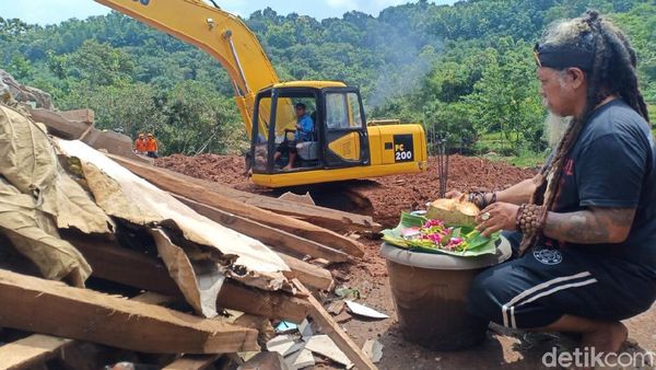 Begini Cara Mbah Gimbal Bantu Cari Korban Longsor di Nganjuk