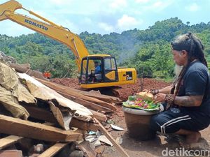 Begini Cara Mbah Gimbal Bantu Cari Korban Longsor di Nganjuk