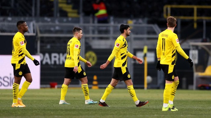 DORTMUND, GERMANY - FEBRUARY 13: Borussia Dortmund players look dejected following the Bundesliga match between Borussia Dortmund and TSG Hoffenheim at Signal Iduna Park on February 13, 2021 in Dortmund, Germany. Sporting stadiums around Germany remain under strict restrictions due to the Coronavirus Pandemic as Government social distancing laws prohibit fans inside venues resulting in games being played behind closed doors. (Photo by Lars Baron/Getty Images)