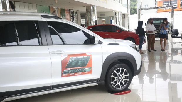Calon pembeli memandang mobil baru di Showroom Suzuki di Kawasan Gading Serpong, Tangerang Selatan, Selasa (16/2/2021). Pemerintah memutuskan untuk memberikan insentif Pajak Penjualan Barang Mewah (PPnBM) alias pajak 0%. Insentif tersebut terbagi menjadi tiga tahap nan bakal dievaluasi per tiga bulan. (CNBC Indonesia/Andrean Kristianto)