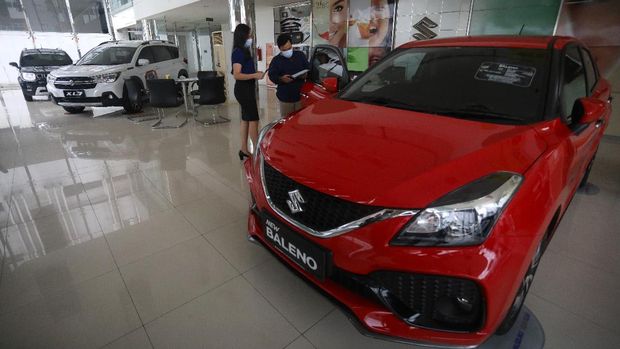 Calon pembeli memandang mobil baru di Showroom Suzuki di Kawasan Gading Serpong, Tangerang Selatan, Selasa (16/2/2021). Pemerintah memutuskan untuk memberikan insentif Pajak Penjualan Barang Mewah (PPnBM) alias pajak 0%. Insentif tersebut terbagi menjadi tiga tahap nan bakal dievaluasi per tiga bulan. (CNBC Indonesia/Andrean Kristianto)