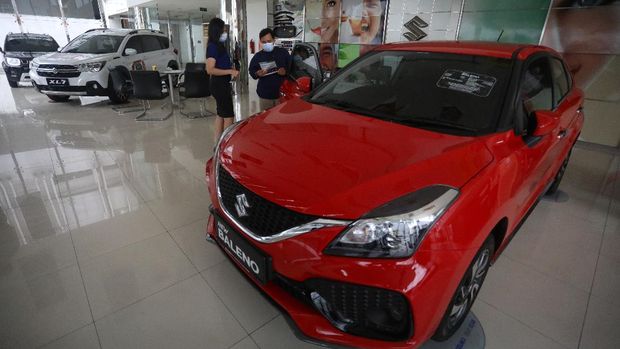 Calon pembeli memandang mobil baru di Showroom Suzuki di Kawasan Gading Serpong, Tangerang Selatan, Selasa (16/2/2021). Pemerintah memutuskan untuk memberikan insentif Pajak Penjualan Barang Mewah (PPnBM) alias pajak 0%. Insentif tersebut terbagi menjadi tiga tahap nan bakal dievaluasi per tiga bulan. (CNBC Indonesia/Andrean Kristianto)