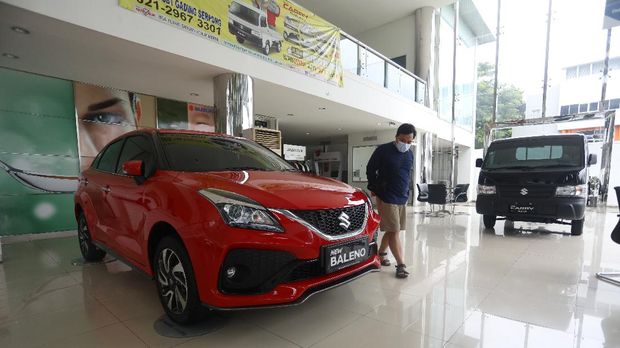 Calon pembeli memandang mobil baru di Showroom Suzuki di Kawasan Gading Serpong, Tangerang Selatan, Selasa (16/2/2021). Pemerintah memutuskan untuk memberikan insentif Pajak Penjualan Barang Mewah (PPnBM) alias pajak 0%. Insentif tersebut terbagi menjadi tiga tahap nan bakal dievaluasi per tiga bulan. (CNBC Indonesia/Andrean Kristianto)