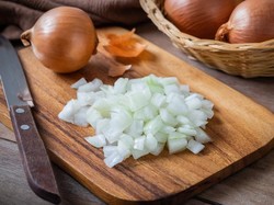 Gampang! Begini Cara Memotong Bawang Bombai ala Chef Profesional