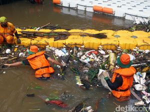 Cegah Banjir, Sampah di Kali Krukut Dibersihkan Cegah Banjir, Sampah di Kali Krukut Dibersihkan