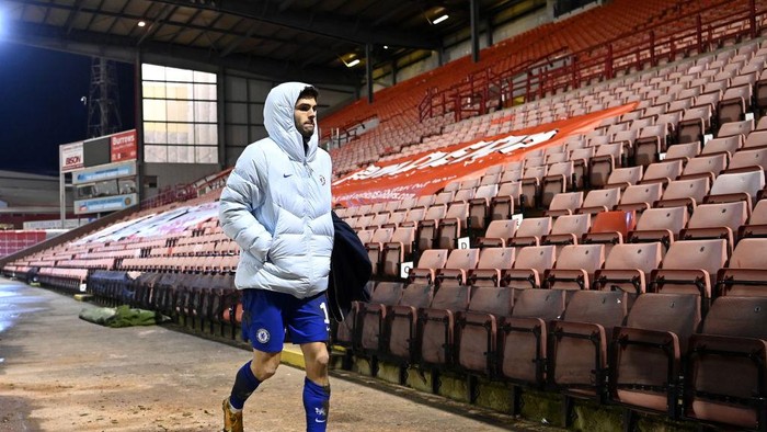 BARNSLEY, ENGLAND - FEBRUARY 11: Christian Pulisic of Chelsea makes his way back to the dressing room after the match during The Emirates FA Cup Fifth Round match between Barnsley and Chelsea at Oakwell Stadium on February 11, 2021 in Barnsley, England. Sporting stadiums around the UK remain under strict restrictions due to the Coronavirus Pandemic as Government social distancing laws prohibit fans inside venues resulting in games being played behind closed doors. (Photo by Laurence Griffiths/Getty Images)