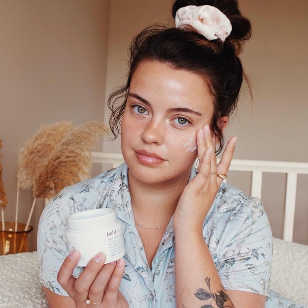 Kamu bisa memilih berbagai jenis cleanser yang sesuai dengan kamu, salah satunya cleansing balm dari belif, Aqua Bomb Cleansing Balm