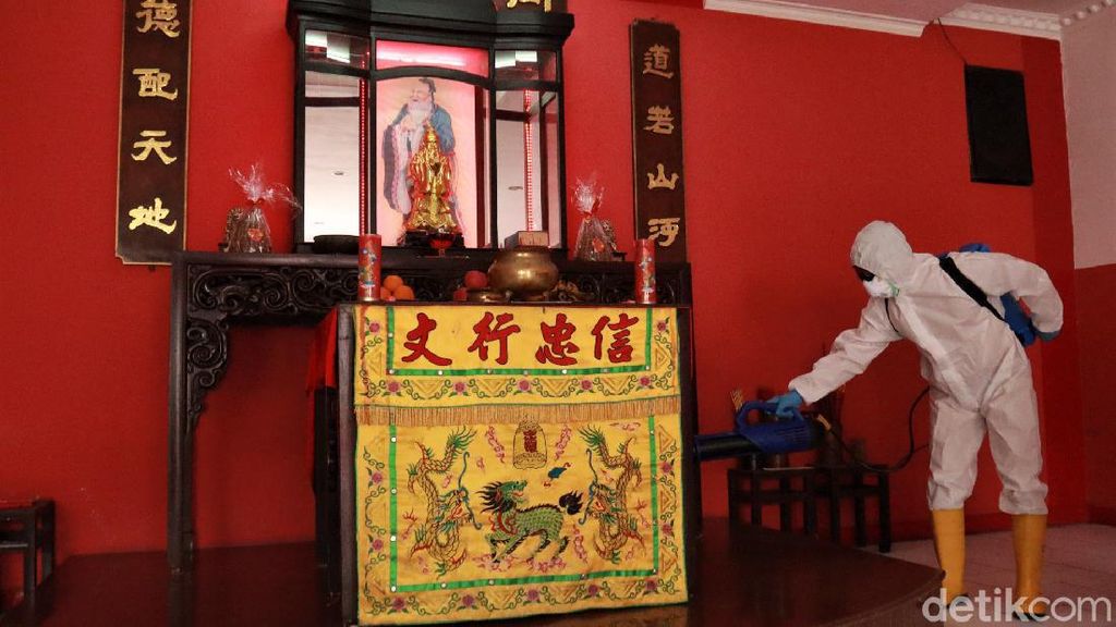 COVID-19 Masih Berbahaya, Klenteng di Bandung Disemprot Disinfektan COVID-19 Masih Berbahaya, Klenteng di Bandung Disemprot Disinfektan