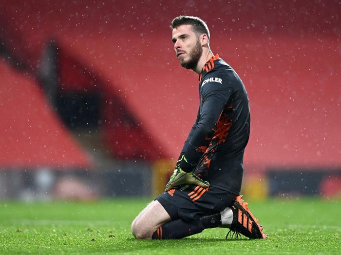 MANCHESTER, ENGLAND - JANUARY 27: David De Gea of Manchester United reacts after Sheffield United score their second goal during the Premier League match between Manchester United and Sheffield United at Old Trafford on January 27, 2021 in Manchester, England. Sporting stadiums around the UK remain under strict restrictions due to the Coronavirus Pandemic as Government social distancing laws prohibit fans inside venues resulting in games being played behind closed doors. (Photo by Laurence Griffiths/Getty Images)
