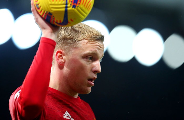 MANCHESTER, ENGLAND - NOVEMBER 21: Donny Van De Beek of Manchester United looks on with the Nike Flight Hi-Vis match ball during the Premier League match between Manchester United and West Bromwich Albion at Old Trafford on November 21, 2020 in Manchester, England. Sporting stadiums around the UK remain under strict restrictions due to the Coronavirus Pandemic as Government social distancing laws prohibit fans inside venues resulting in games being played behind closed doors. (Photo by Alex Livesey/Getty Images)
