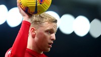 Donny van de Beek. Musim pertamanya di MU berlalu dengan waktu bermain minim, walaupun digadang-gadang punya talenta besar. (Foto: Getty Images/Alex Livesey)