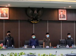 Rapat Paripurna Pemberhentian Wakil Bupati Pamekasan Diwarnai Isak Tangis