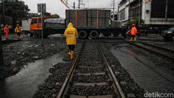 Dramatis! Potret Evakuasi Kontainer yang Mogok di Rel Kereta