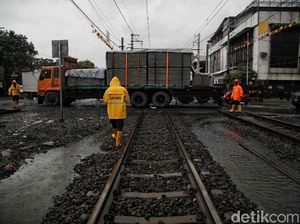 Dramatis! Potret Evakuasi Kontainer yang Mogok di Rel Kereta Dramatis! Potret Evakuasi Kontainer yang Mogok di Rel Kereta