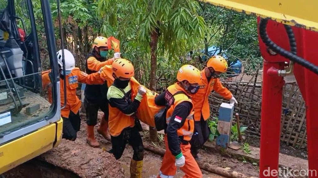 Evakuasi Dua Korban Longsor Nganjuk yang Berhasil Ditemukan Evakuasi Dua Korban Longsor Nganjuk yang Berhasil Ditemukan