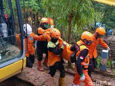 Evakuasi Dua Korban Longsor Nganjuk yang Berhasil Ditemukan