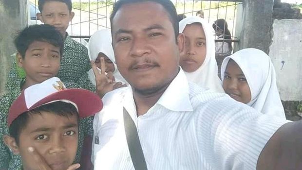Nama: Sugeng Purnomo S.PdUsia: 32 TahunMengajar sejak: 2008Sekolah: SDN Tambora, Desa Oi Bura, Kecamatan Tambora, Kabupaten Bima, NTB