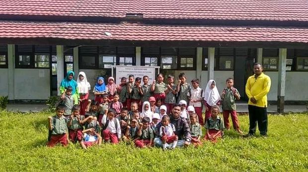 Nama: Sugeng Purnomo S.PdUsia: 32 TahunMengajar sejak: 2008Sekolah: SDN Tambora, Desa Oi Bura, Kecamatan Tambora, Kabupaten Bima, NTB