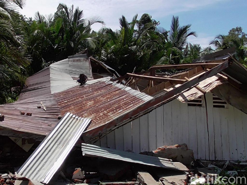 Membahayakan, Gedung Sekolah di Mamuju yang Ambruk karena Gempa Dibongkar