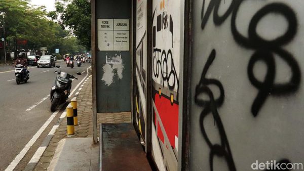 Halte di Kota Bandung Jadi Sasaran Vandalisme