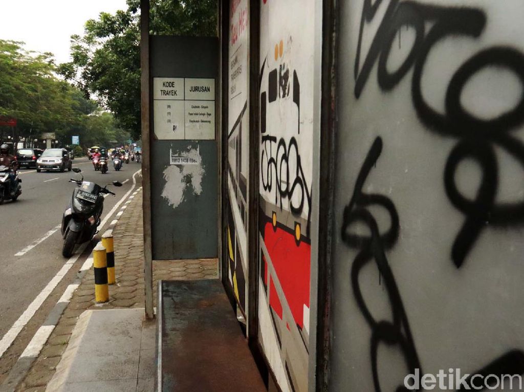 Halte di Kota Bandung Jadi Sasaran Vandalisme Halte di Kota Bandung Jadi Sasaran Vandalisme