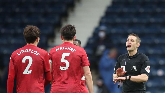 WEST BROMWICH, ENGLAND - FEBRUARY 14: Harry Maguire and Victor Lindelof of Manchester United remonstrate with Referee, Craig Pawson at half time during the Premier League match between West Bromwich Albion and Manchester United at The Hawthorns on February 14, 2021 in West Bromwich, England. Sporting stadiums around the UK remain under strict restrictions due to the Coronavirus Pandemic as Government social distancing laws prohibit fans inside venues resulting in games being played behind closed doors. (Photo by Nick Potts - Pool/Getty Images)