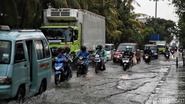 Hujan di Selasa Pagi, Jalan Martadinata Jakarta Tergenang