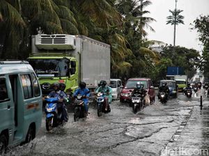 Hujan di Selasa Pagi, Jalan Martadinata Jakarta Tergenang