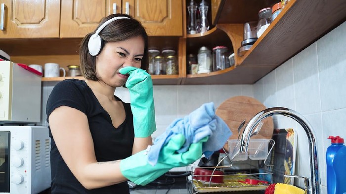 Ilustrasi Dapur Bau Woman cleaning kitchen with stinky clothe