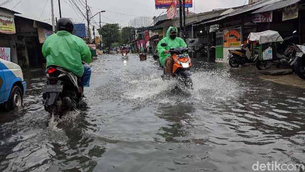 Jalan Rawa Buaya Tergenang Setinggi 40 Cm