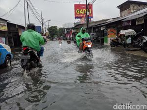 Jalan Rawa Buaya Tergenang Setinggi 40 Cm Jalan Rawa Buaya Tergenang Setinggi 40 Cm