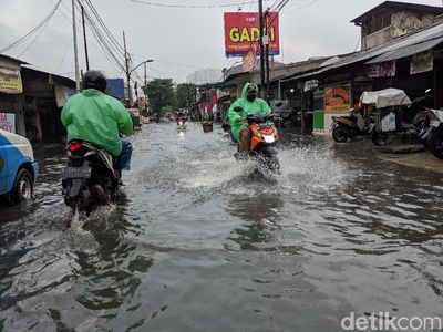 Jalan Rawa Buaya Tergenang Setinggi 40 Cm