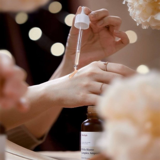 Karena menggunakan serum dengan kandungan asam hialuronat di pagi dan malam hari akan memberikan dorongan tertinggi dalam hidrasi untuk semua jenis kulit.