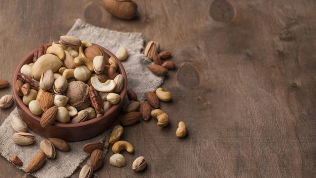 Mengonsumsi kacang-kacangan, seperti almond dan kenari, memungkinkan kamu untuk mengatasi ketidakseimbangan estrogen dalam tubuh secara efektif.