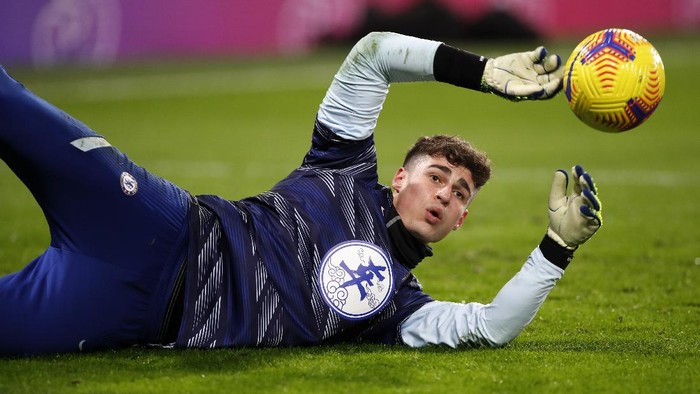 LONDON, ENGLAND - FEBRUARY 15: Kepa Arrizabalaga of Chelsea warms up prior to the Premier League match between Chelsea and Newcastle United at Stamford Bridge on February 15, 2021 in London, England. Sporting stadiums around the UK remain under strict restrictions due to the Coronavirus Pandemic as Government social distancing laws prohibit fans inside venues resulting in games being played behind closed doors. (Photo by Paul Childs - Pool/Getty Images)