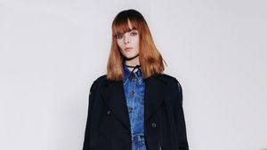 10 Koleksi Terbaru Victoria Beckham, Feminin dengan Sentuhan Militer