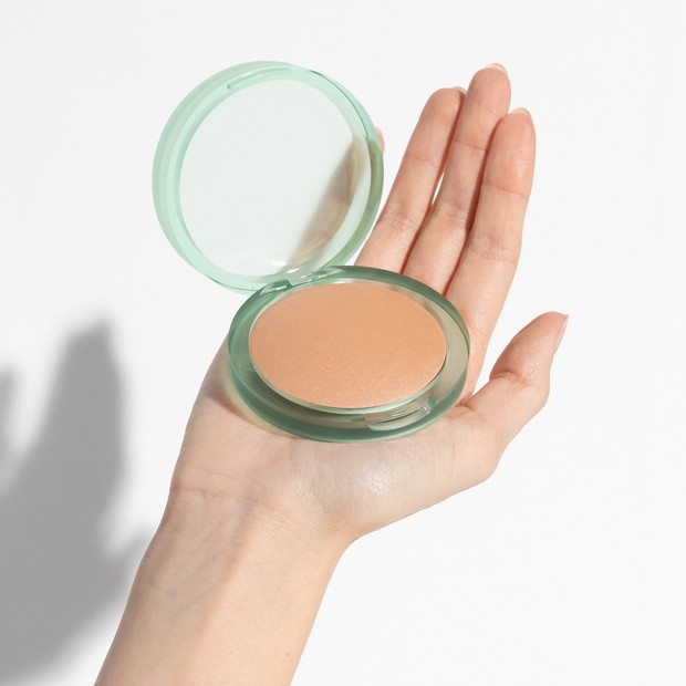 memberikan tampilan kulit glowing yang sehat.